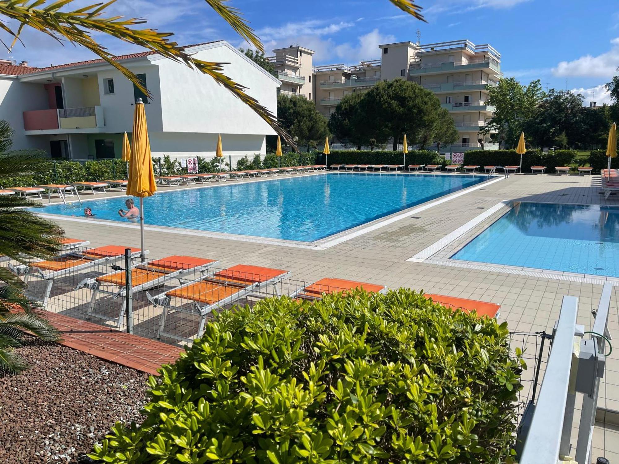 Villaggio Luna Swimmingpool- Agenzia Cocal Caorle Exteriör bild